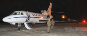 aereo militare su terraferma
