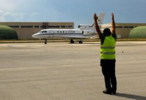 Il Falcon 50 del 31 Stormo giunto a Brindisi raggiunge larea di parcheggio
