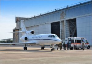 Il-Falcon-50-duranta-la-fase-d-imbarco-del-paziente