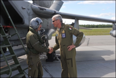 Il-Gen-Caputo-incontra-gli-equipaggi-di-volo