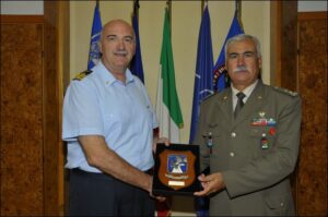 Il Gen De Vita riceve il Crest del COA dal Gen Zuliani