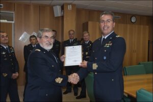Il Gen Esposito consegna il certificato al Col Lorenzon