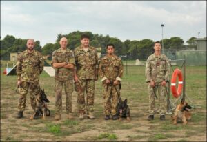 Il Gen Fort insieme al TCol Baldini e ai nuovi operatori cinofili