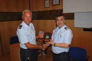 Il Gen Iodice dona il crest del 4 RTM al Magg Papadia