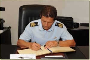 Il-Gen-Lodovisi-firma-albo-onore-del-Poligono-Interorze-di-Salto-di-Quirra