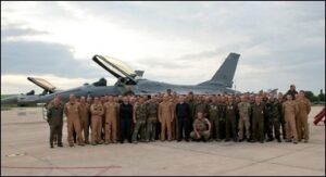 foto di gruppo- Il-Gen-Nordio-con-il-personale-del-TGA-Birgi