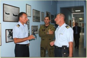Il-Gen-Nordio-il-Col-Giunchi-e-il-Magg-Ruzzon-durante-la-visita-al-101-Gruppo-OCU
