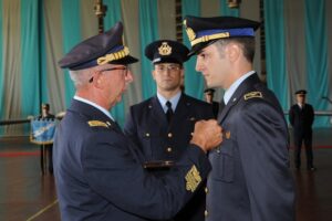 Il-Gen-Ottone-consegna-l-aquila-turrita-al-primo-classificato-italiano
