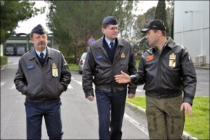 Il Gen Parma e il Gen Fort accompagnati dal Col Missaglia in visita alla base