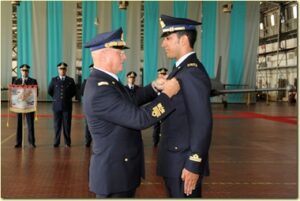 Il Gen Preziosa appunta l aquila turrita sul petto del primo classificato