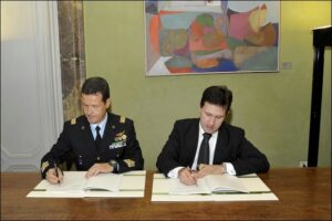 Il Gen Valente e il Dr. Nardella all atto della firma