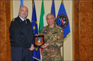 Il Gen Zuliani consegna il crest al Gen Castellano