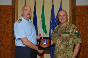Il Gen Zuliani consegna il crest del COA al Gen Bertolini