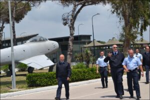 Il Generale CormiIl Gen Zuliani e il Col Cattel visitano il 22 GrRAMo con il signor Gammella