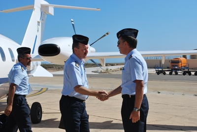 Il-Gen.-Camerotto-allarrivo-al-Distaccamento-Aeronautico