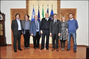 Foto di gruppo - Il-Gen.-De-Vincenti-con-i-6-Sindaci
