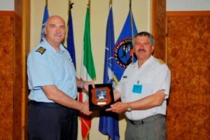 Il Gen. Gruber riceve il crest del COA dal Gen. Zuliani