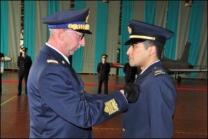 Il Gen. Ottone consegna laquila al 1 classificato del corso