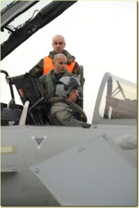Il-Gen.-Pollice-aiutato-dal-Cap.-Pasqui-si-prepara-ad-andare-in-volo
