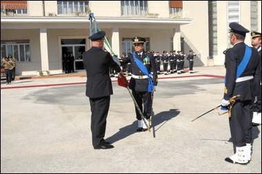 Il-Gen.-Preziosa-consegna-la-Bandiera-di-Istituto-al-Col.-Angelo-Balestrino
