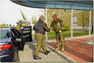 Il Gen. S.A. Tosi salutato dal Gen. S.A. Ottone al suo arrivo a Poggio Renatico FE