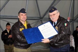 Il Gen. Tosi consegna lencomio solenne al Com.te del 28 Gruppo Volo