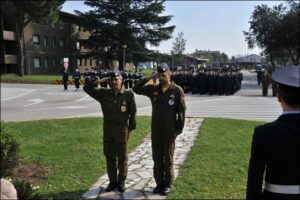Il GenColagrande e il Magg Chiadroni durante la cerimonia di deposizione corona
