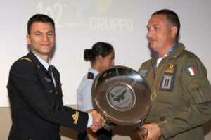 Il Generale B.A. Gabellini consegna il premio al Best performer del corso