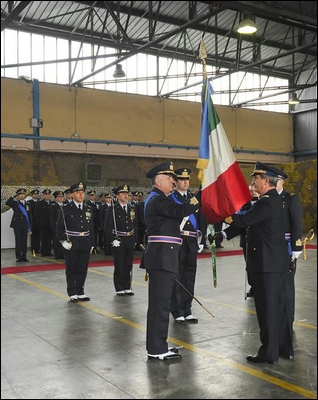 Il Generale Ferro consegna la Bandiera dIstituto al Colonnello Loconsole