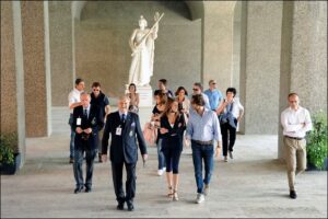 Il Generale Iacopozzi guida un gruppo di visitatori