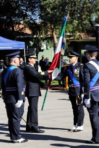 Il Generale Lodovisi consegna la Bandiera di guerra del 2 Stormo al Col. Frare