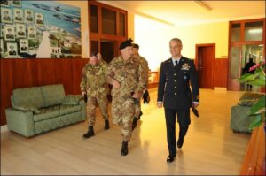 Il-Generale-Lops-al-suo-arrivo-ricevuto-dal-Colonnello-Aiello