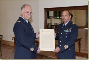 Il Generale Marani consegna lencomio solenne al Generale Molteni