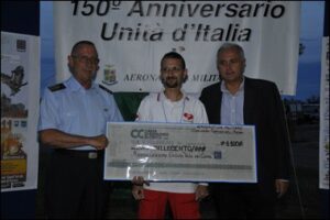 Il Generale Ottone consegna l'assegno all'Associazione ONLUS Vola Nel Cuore