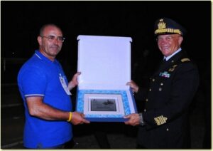 Il-Generale-Pasquale-Preziosa-riceve-targa-ricordo-da-Presidente-Regionale-FIDAL