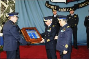 Il-Generale-Pollice-porge-al-Generale-Tei-lo-stendardo-del-CSA