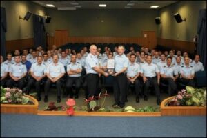 Il-Generale-Preziosa-ed-il-Colonnello-Sabbione-con-il-personale-in-servizio-a-Loreto