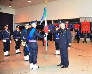 Il Generale Salvestroni consegna la Bandiera di guerra al Colonnello Cicerone