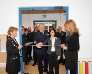 Il-Generale-Tosi-e-la-Dott.ssa-DOronzio-tagliano-il-nastro-dinaugurazione