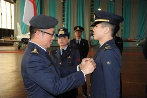Il-Maj.-Gen.-Hoo-appunta-laquila-turrita-sulluniforme-dellallievo
