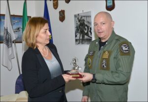 Il-Prefetto-di-Grosseto-riceve-loggetto-ricordo-da-parte-del-Col-Spuntoni