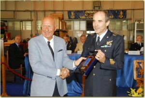 Il Presidente Gen Mainini consegna il Crest del Circolo al Col Tudini