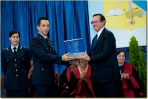 Il-Rettore-premia-il-1-classificato-Maresciallo-Carboni