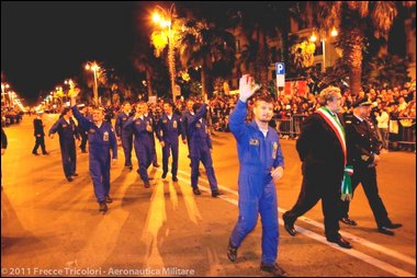Il-Sindaco-di-Bari-il-Generale-Preziosa-e-i-piloti-della-PAN-aprono-il-corteo-storico