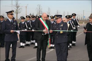 Il Sindaco e il Comandante del 3 Stormo mentre tagliano il nastro