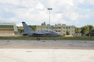aereo militare su terraferma T-346A
