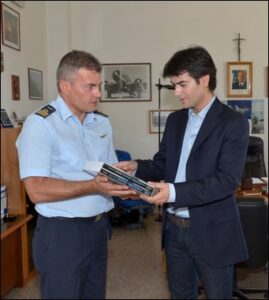 Il-T.C.-Caffagni-consegna-il-libro-del-Distaccamento-di-Elmas-al-Sindaco-di-Cagliari-Dott.-Zedda