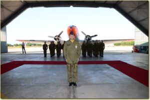 Il T.Col_. Addesa subito dopo aver preso il comando con alle spalle il velivolo DC3 C47