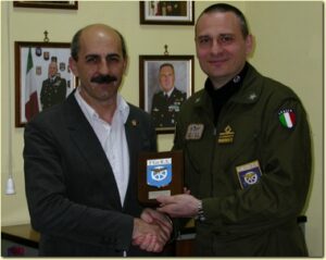Il TC De Simone consegna il crest del reparto