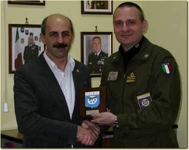Il TC De Simone consegna il crest del reparto